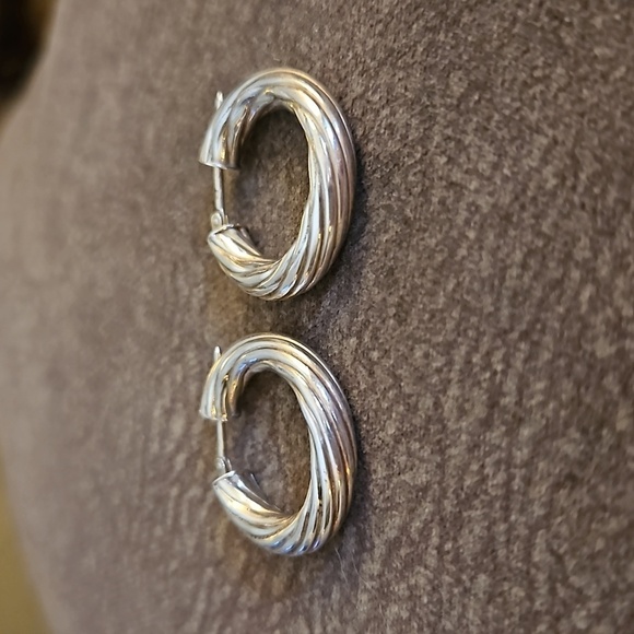 Sterling Silver Hollow Chunky 1" Twist Huggie Hoop Earrings - Picture 3 of 5